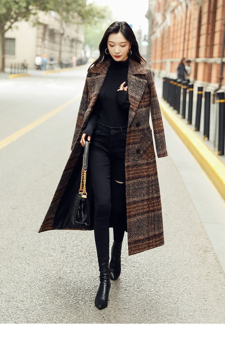 Brown plaid coat over an all-black outfit, an elegant plaid winter coat look for the office