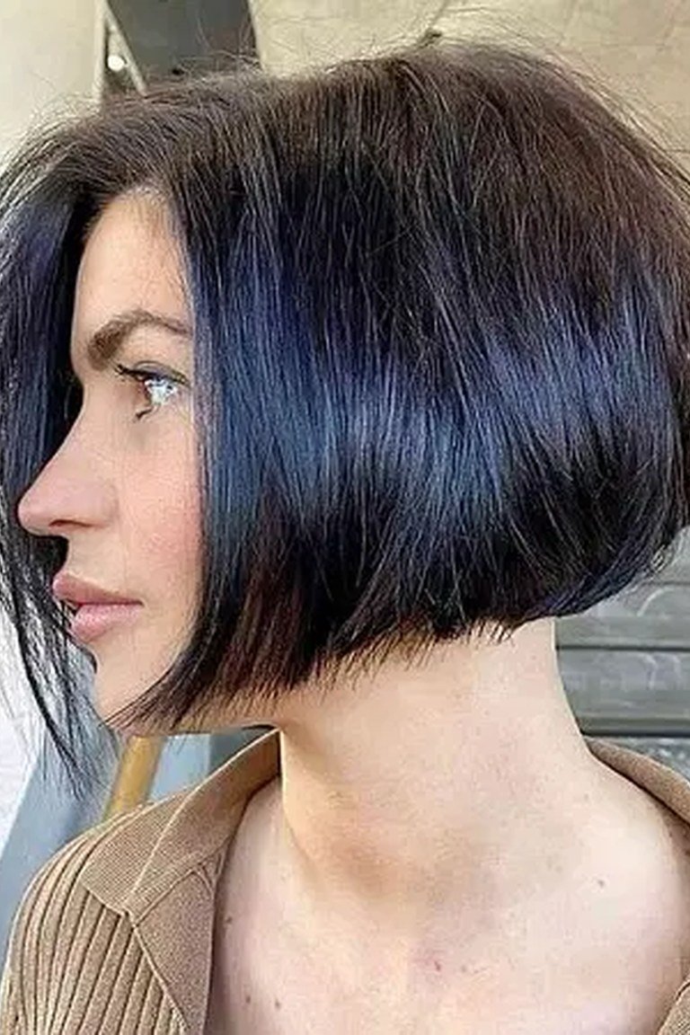 Middle-part jaw length bob, the classic balanced frame for oval faces