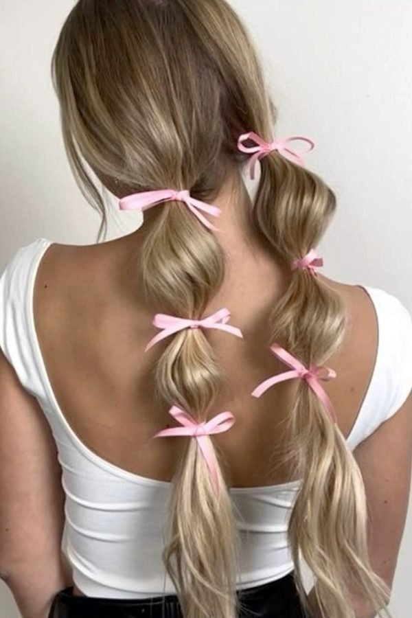 Bubble ponytail decorated with mini pink bows