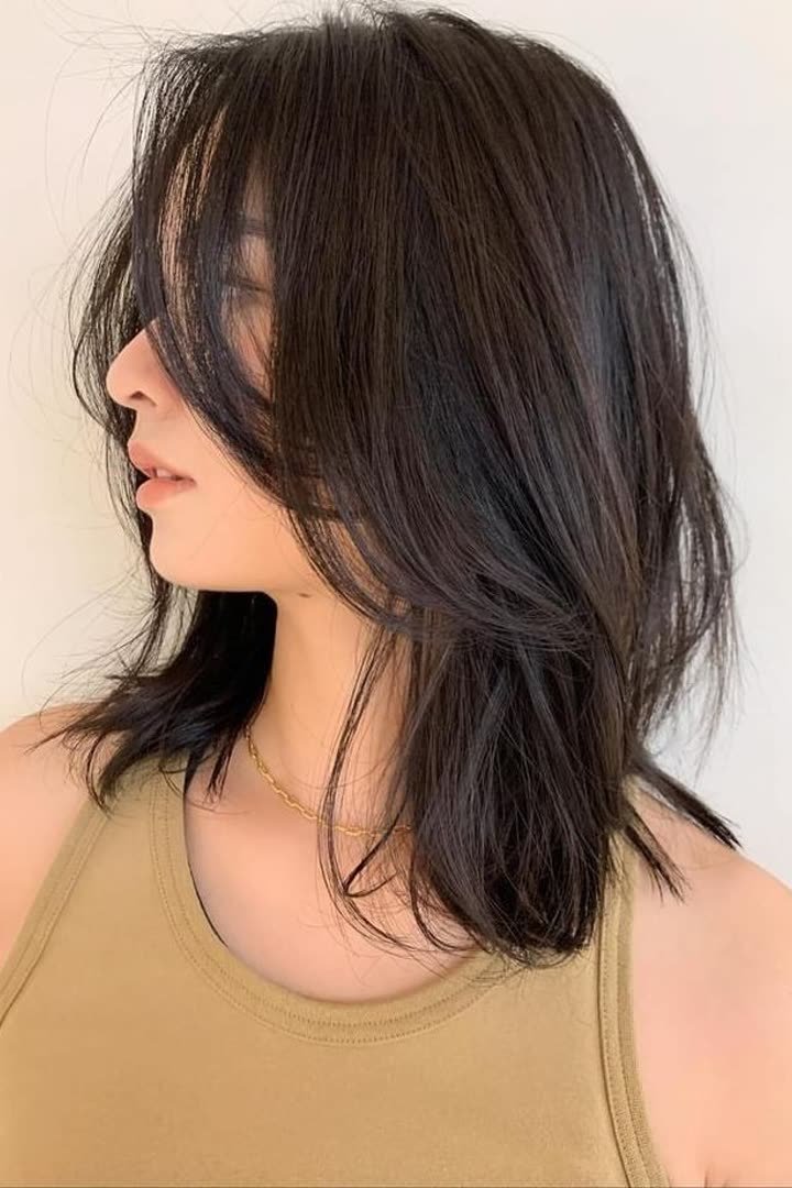 Collarbone-length kitty cut with swingy feathered layers