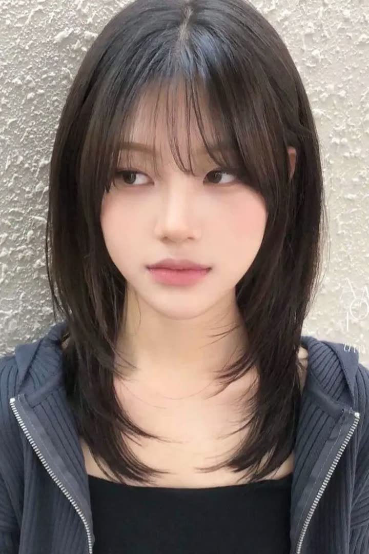 Espresso brunette kitty cut with glossy dark layers