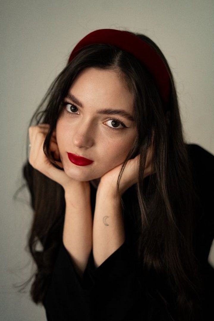 Front view of soft waves worn with a velvet headband